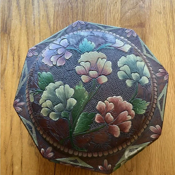 Vintage Octagon Wooden Keepsake Box. - Picture 10 of 11